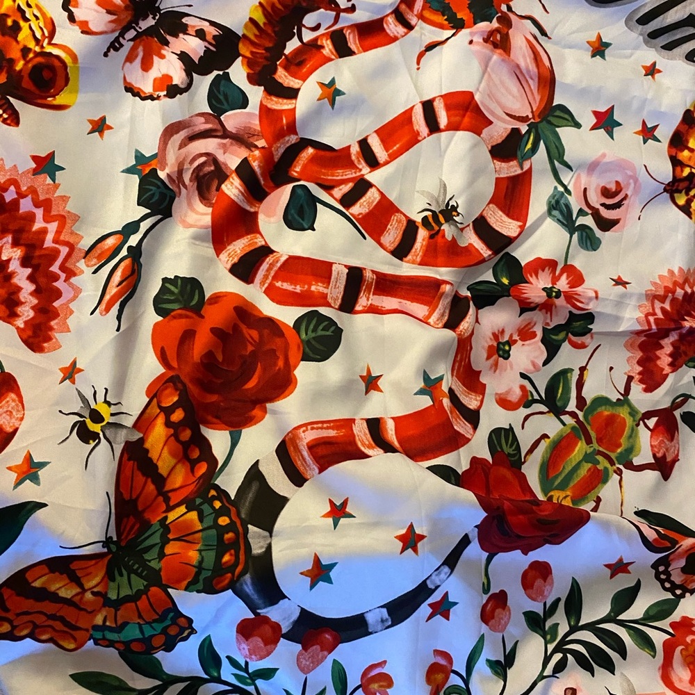 Gucci luxurious Silk scarf - Picture 7 of 11